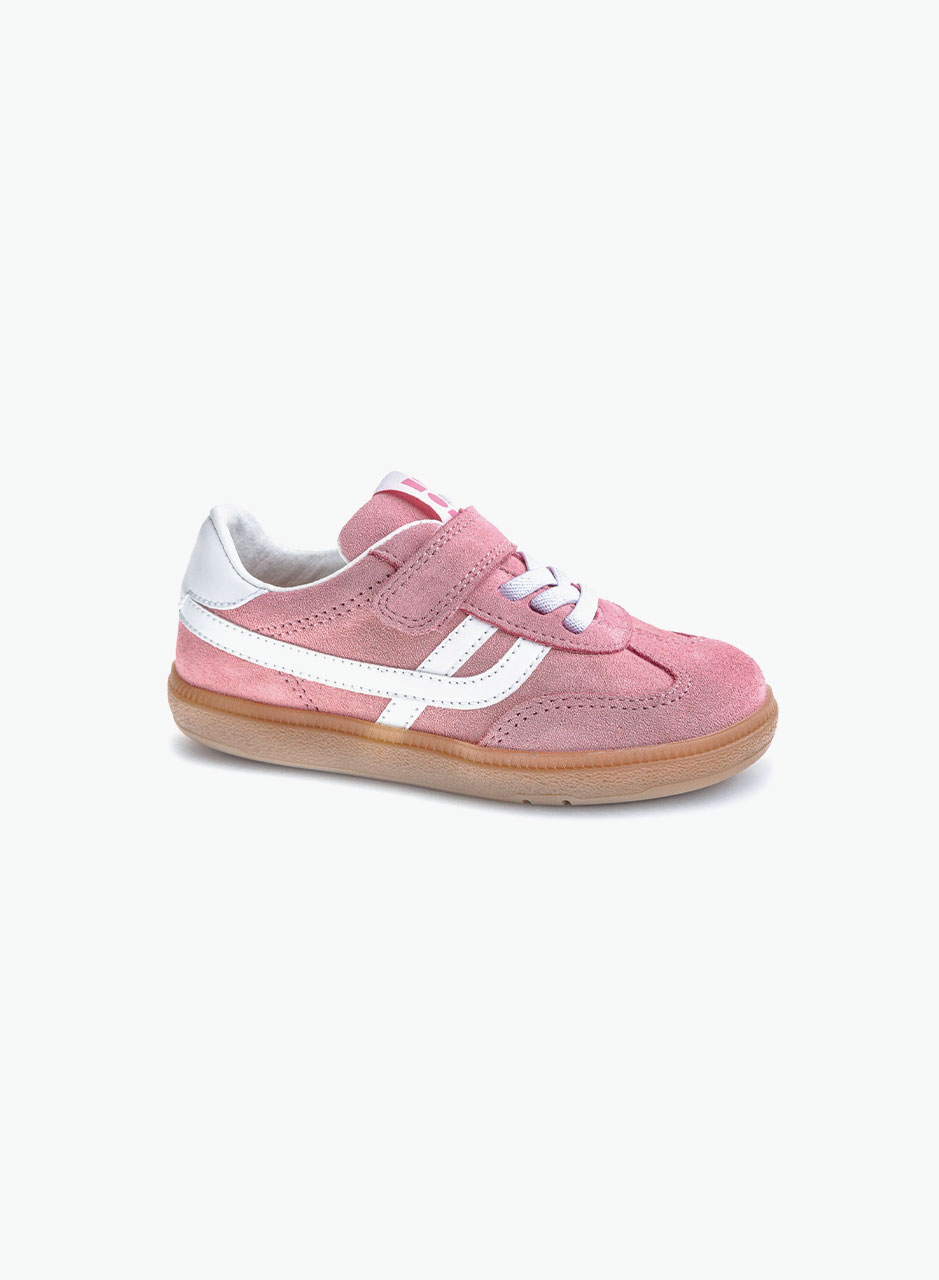 Non-slip sneakers with laces