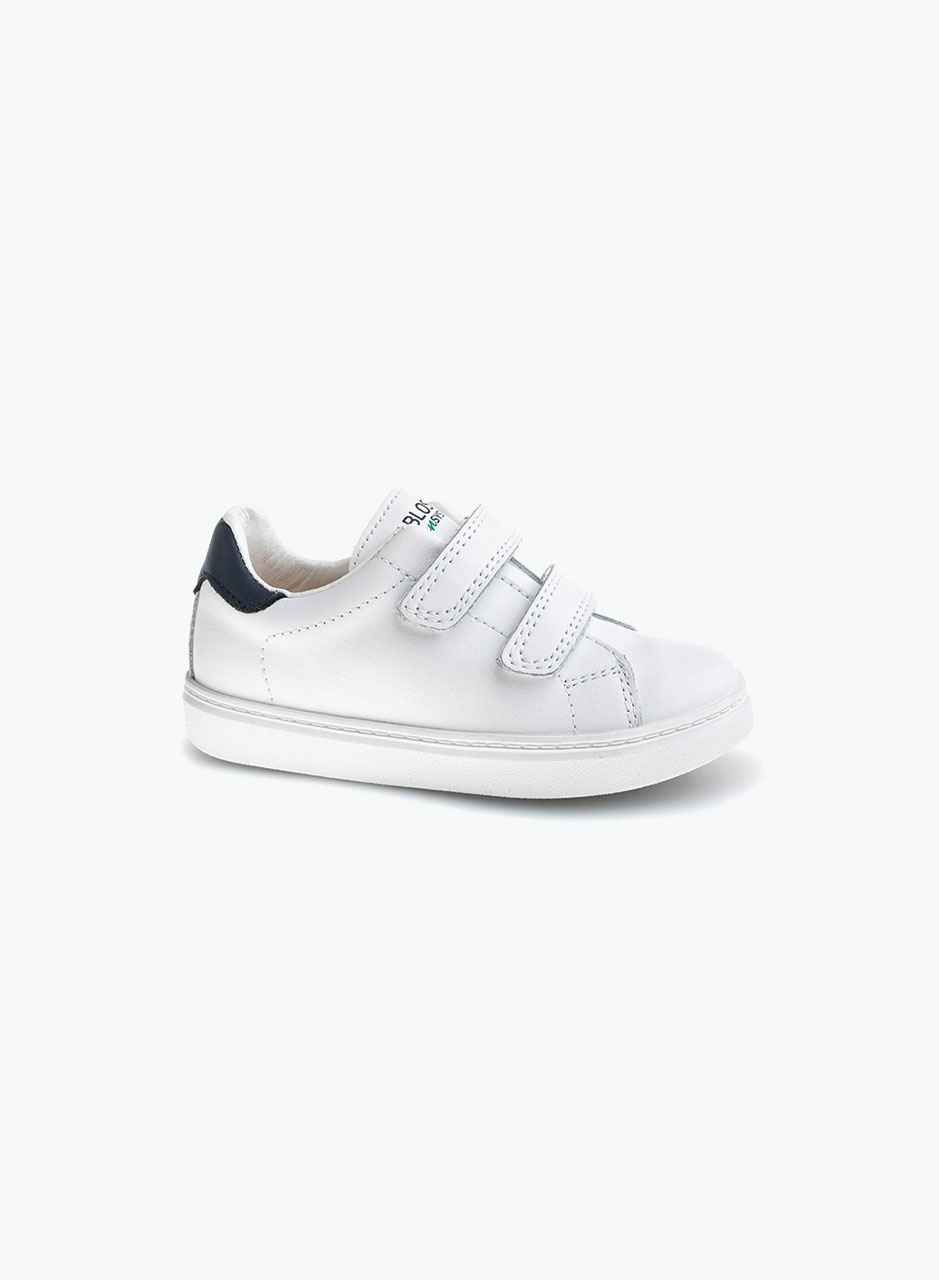 Sneakers with velcros