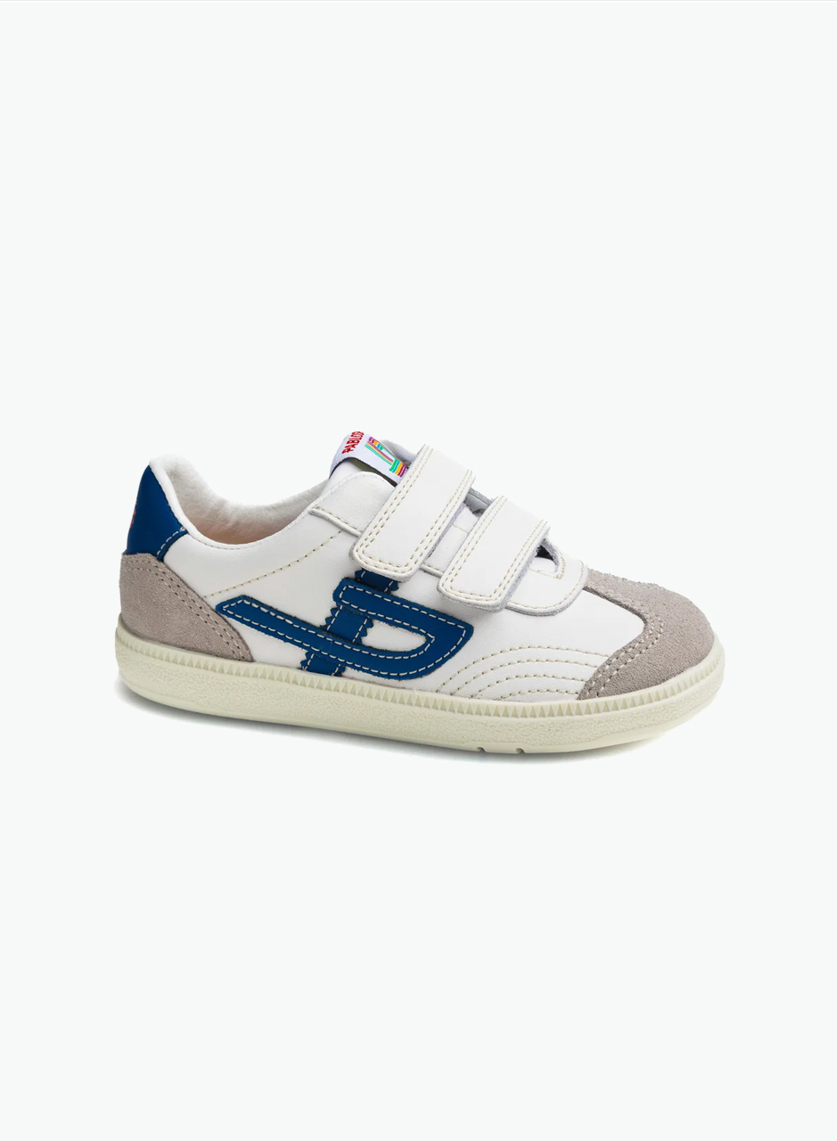 Wide-fit sneakers