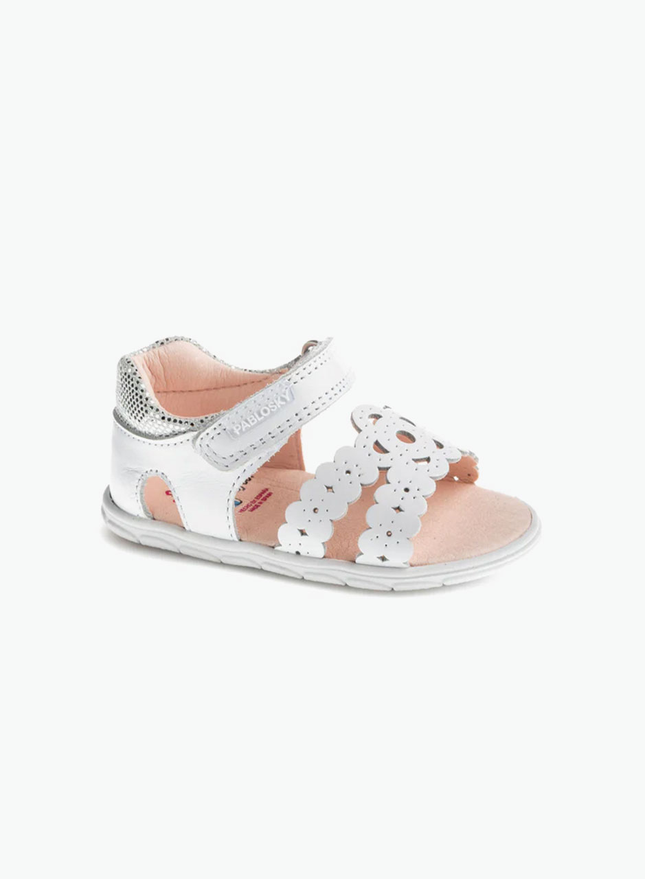 Modern sandals with buckle