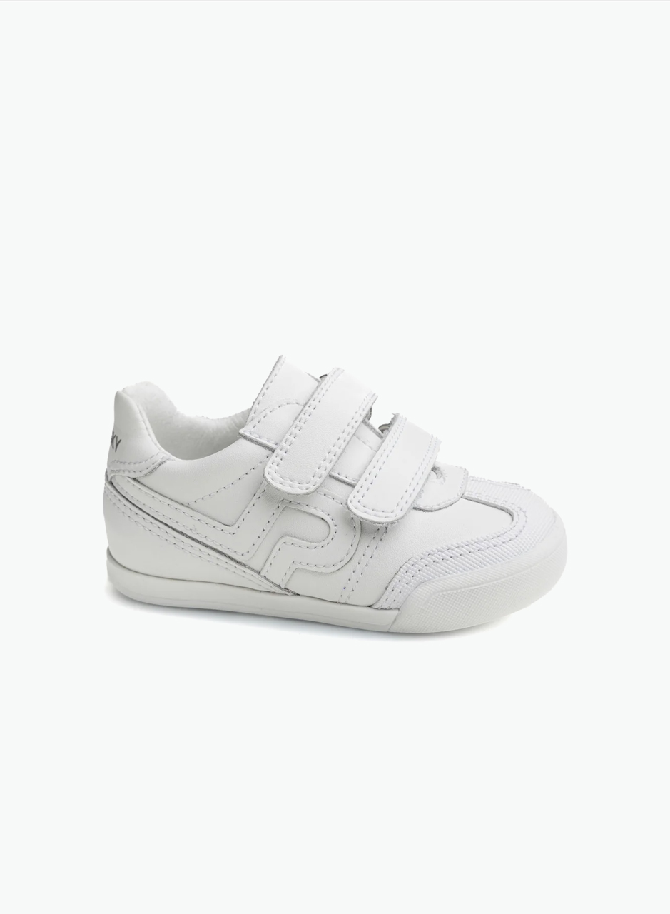 Basic sports shoes
