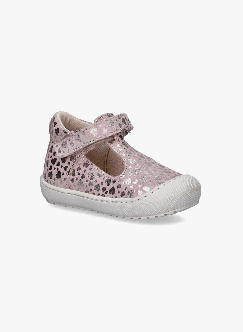 Closed shoes with hearts Closed shoes with hearts