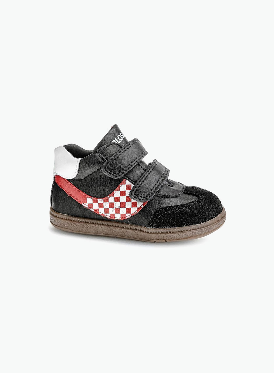 Sport shoes with velcros