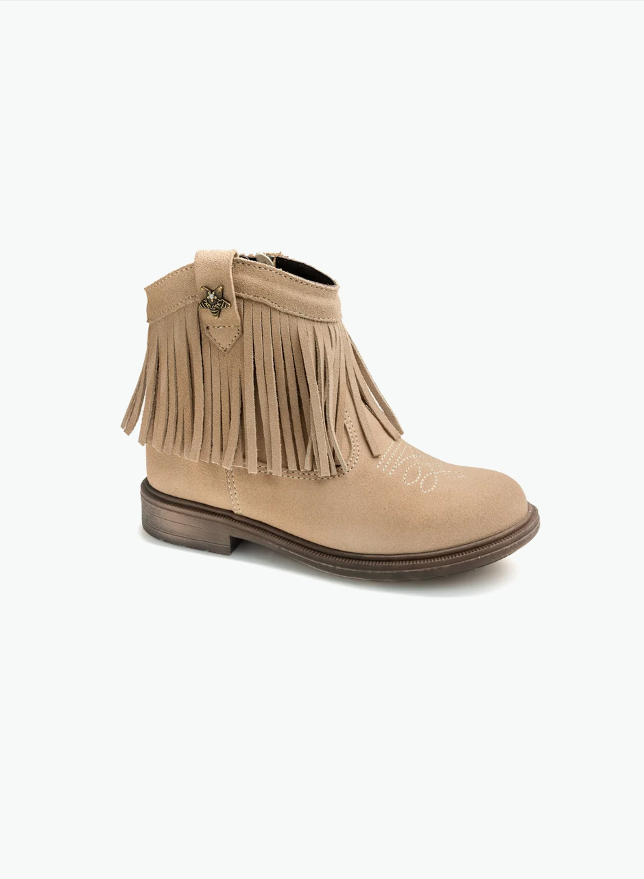 Autumn boots with fringe