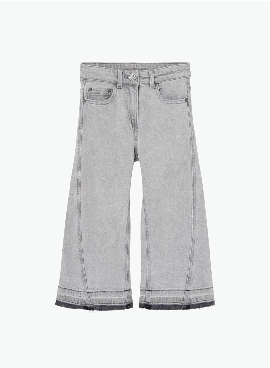 Fashionable jeans with wide legs