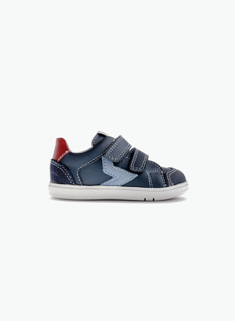 Sport shoes with velcros