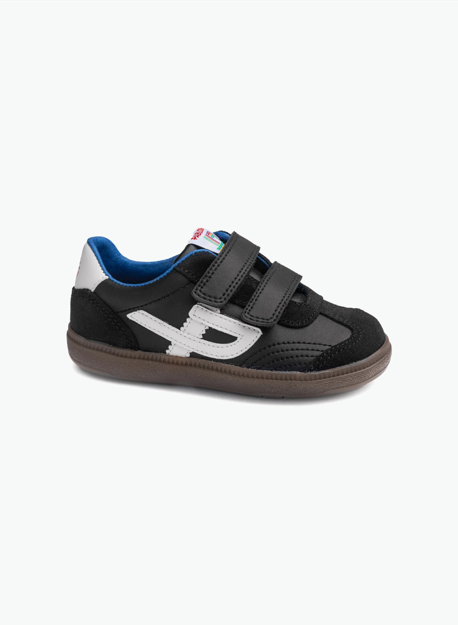 Wide-fit sneakers
