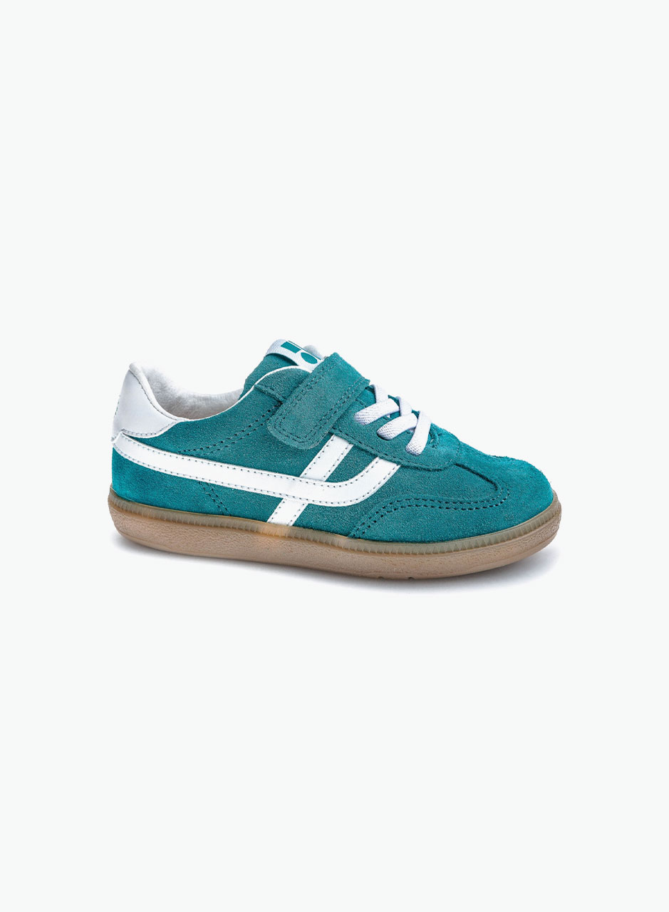 Non-slip sneakers with laces