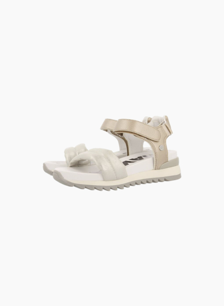 Stylish sandal with high sole