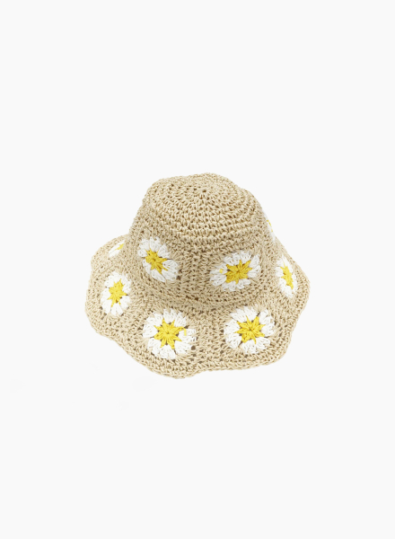 Straw hat with daisies